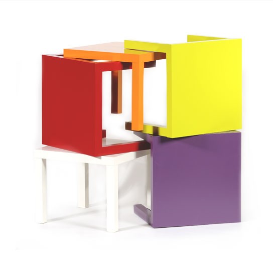 tables repeintes dans plein de couleurs différentes